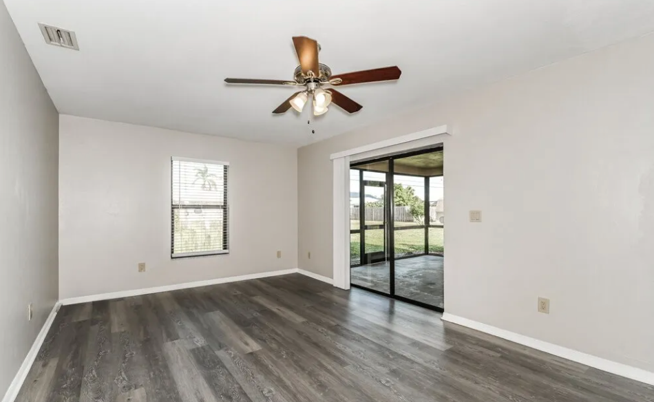 2123 Se 3rd St - Photo 7 of 15