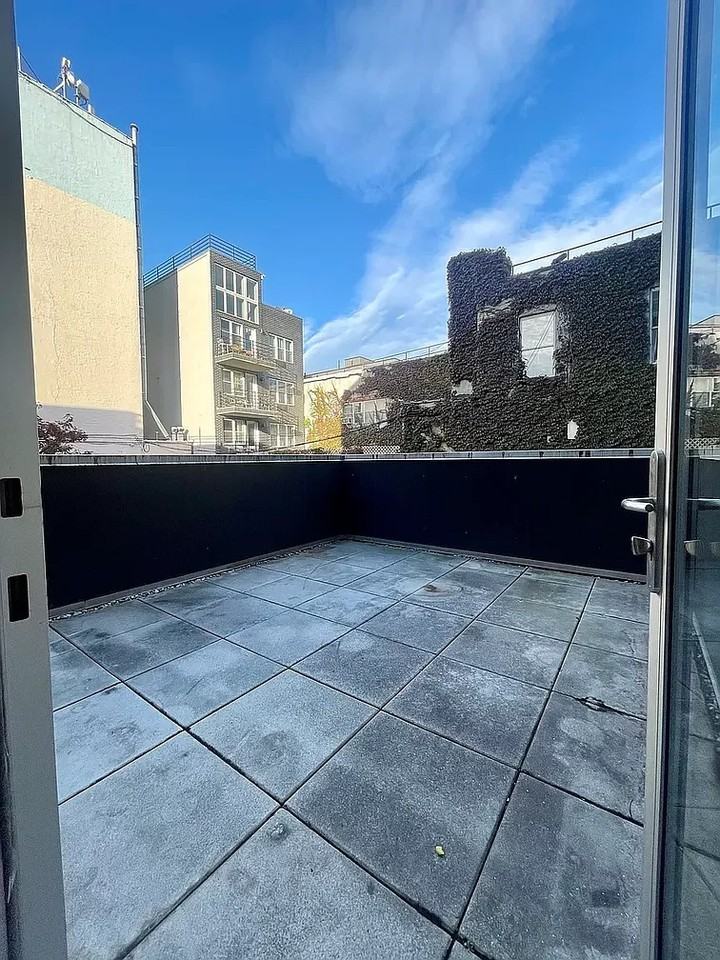 390 Lorimer St - Photo 5 of 14