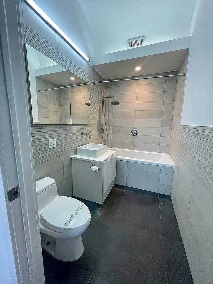 390 Lorimer St - Photo 6 of 14