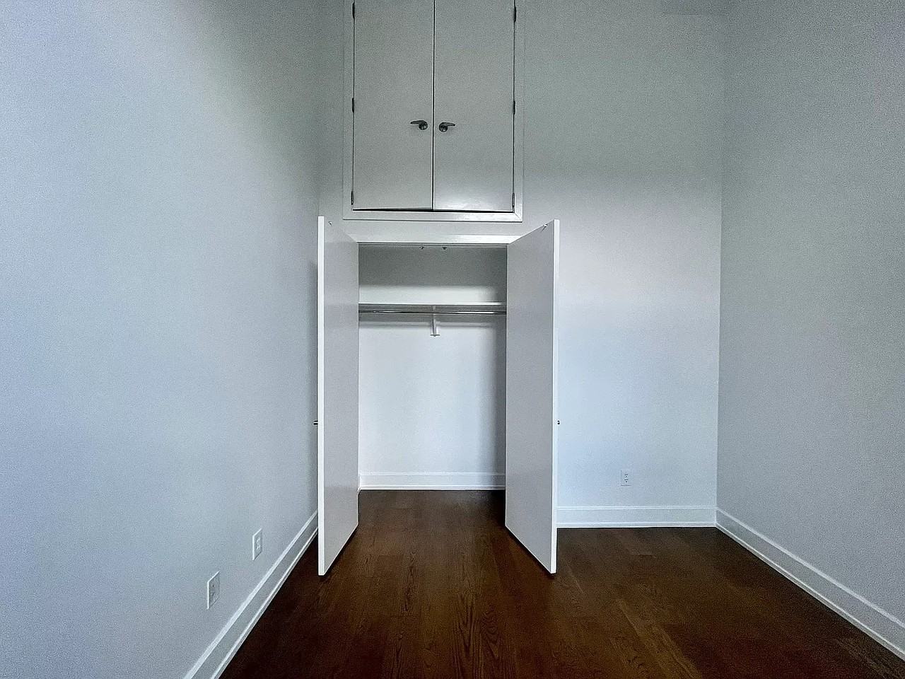 390 Lorimer St - Photo 7 of 14