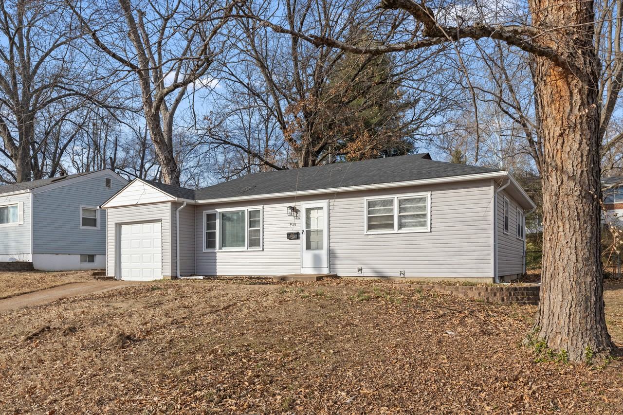 923 Highmont Dr - Photo 2 of 27