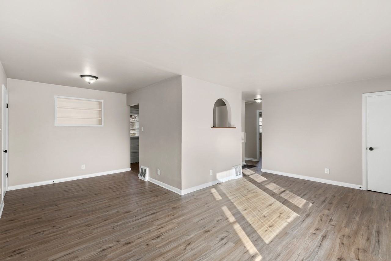 923 Highmont Dr - Photo 4 of 27