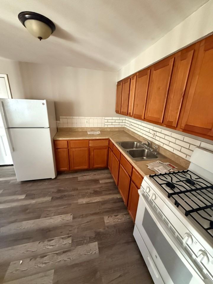 9800 Gloucester Dr - Photo 3 of 12