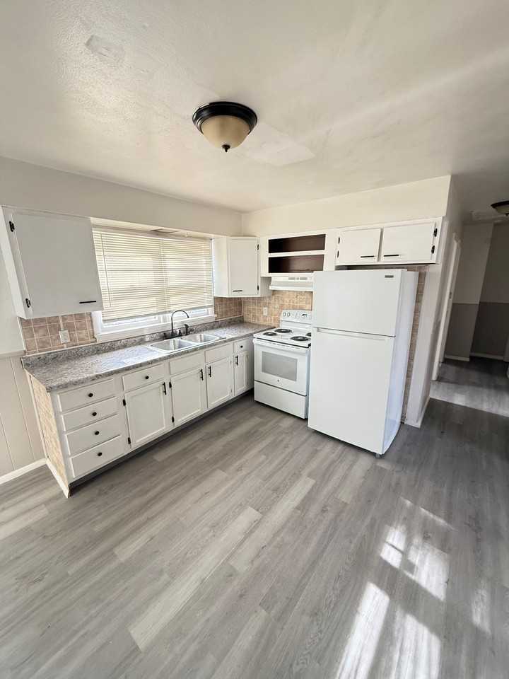 206 Elbring Dr - Photo 3 of 9