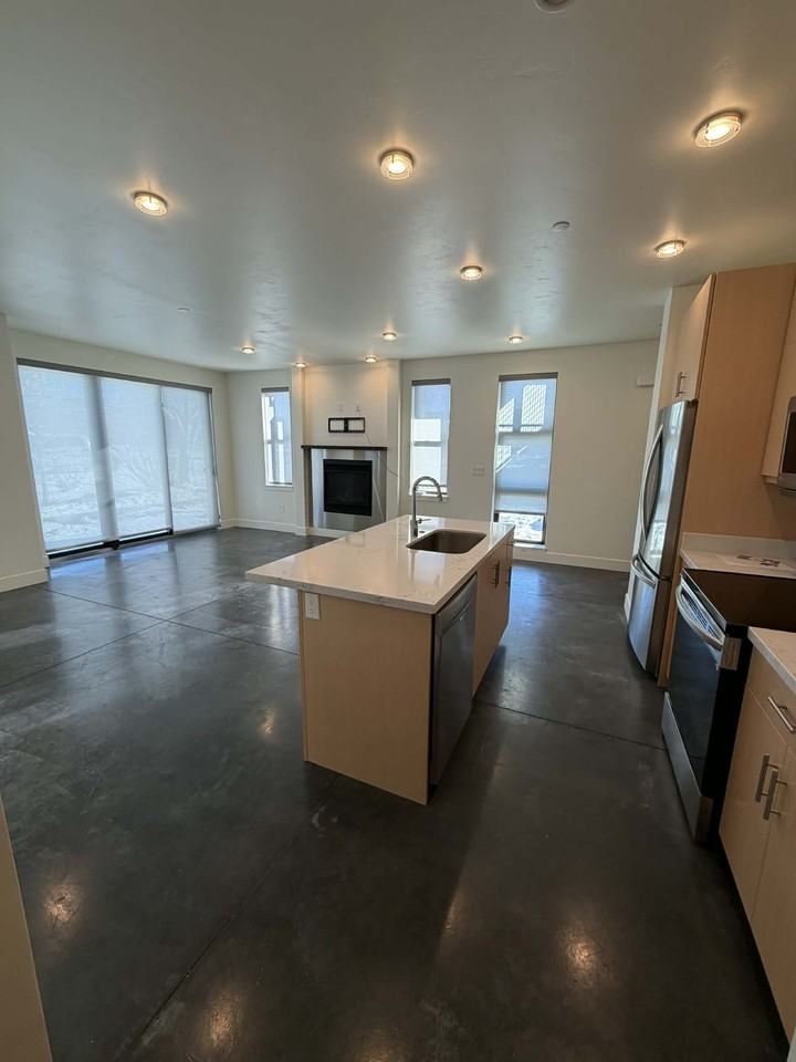 70 Beryl Ave #3B - Photo 3 of 14