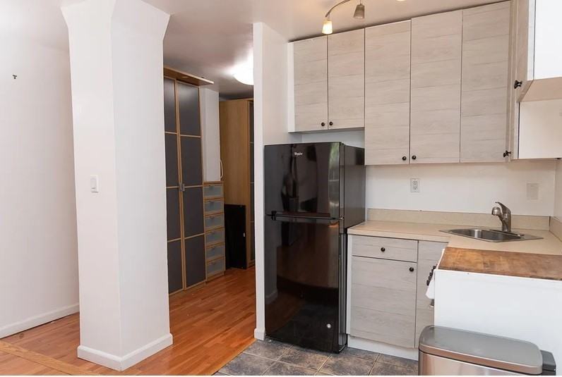 215 E 24th St #314 - Photo 5 of 9