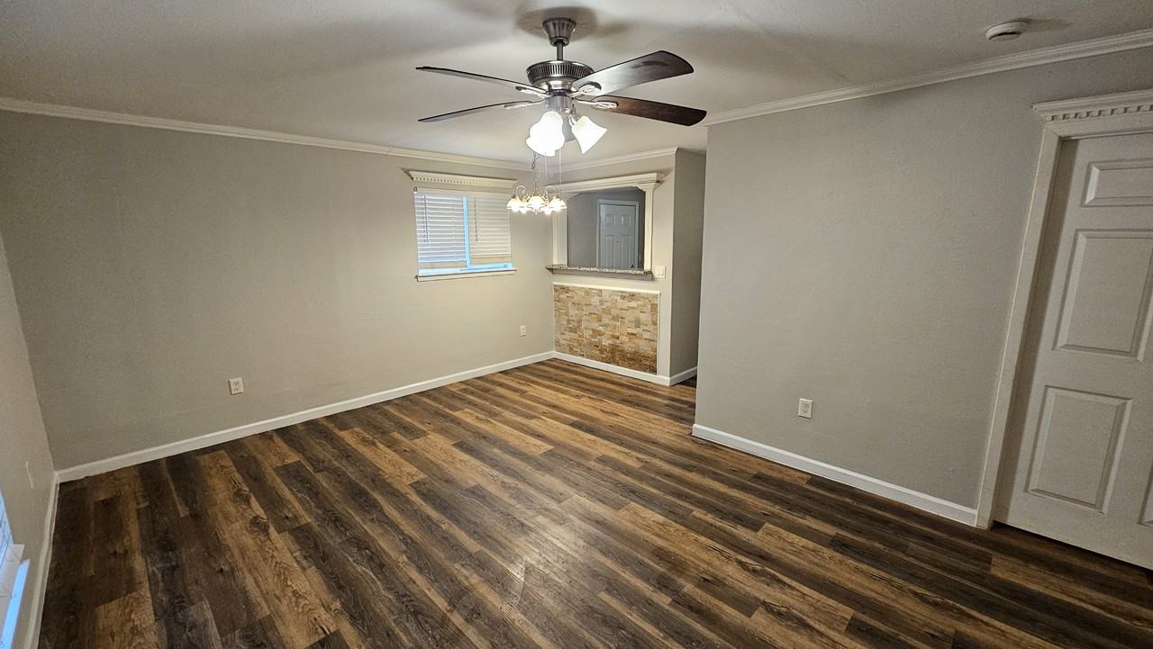 11046 Spottswood Dr - Photo 4 of 17