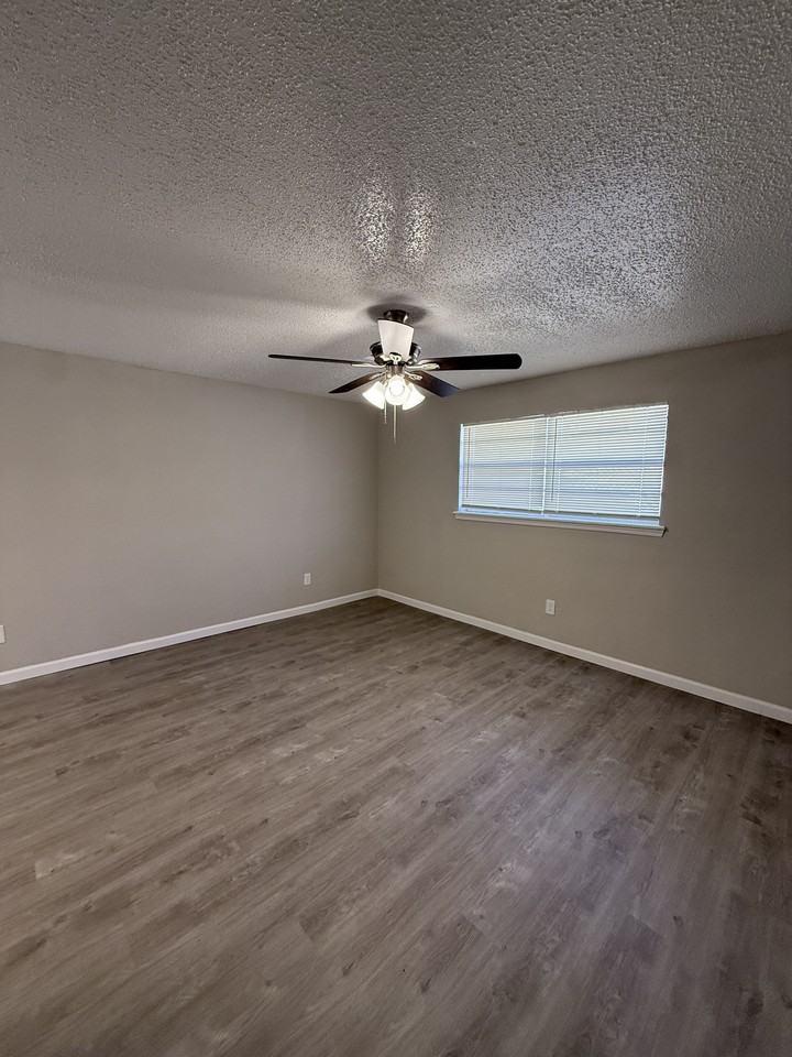 1425 Marydale Ave - Photo 4 of 18