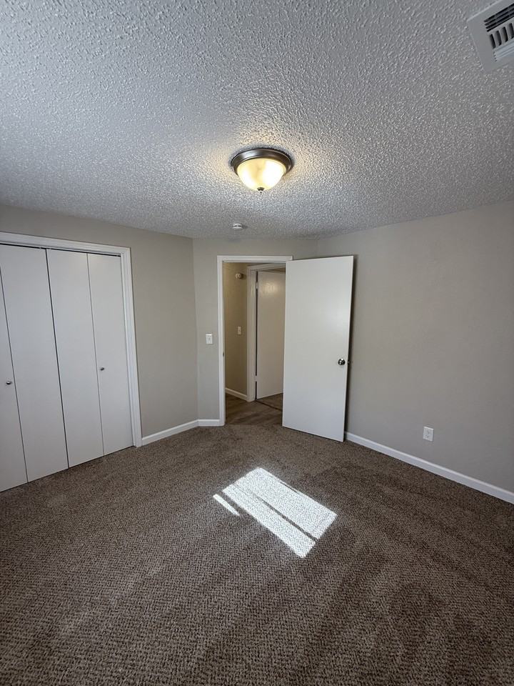 1425 Marydale Ave - Photo 7 of 18