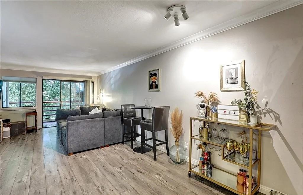 1118 Valencia St - Photo 3 of 48