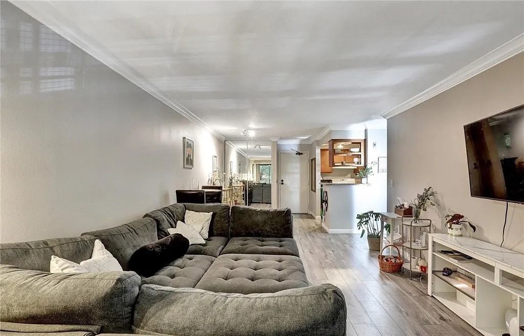 1118 Valencia St - Photo 5 of 48