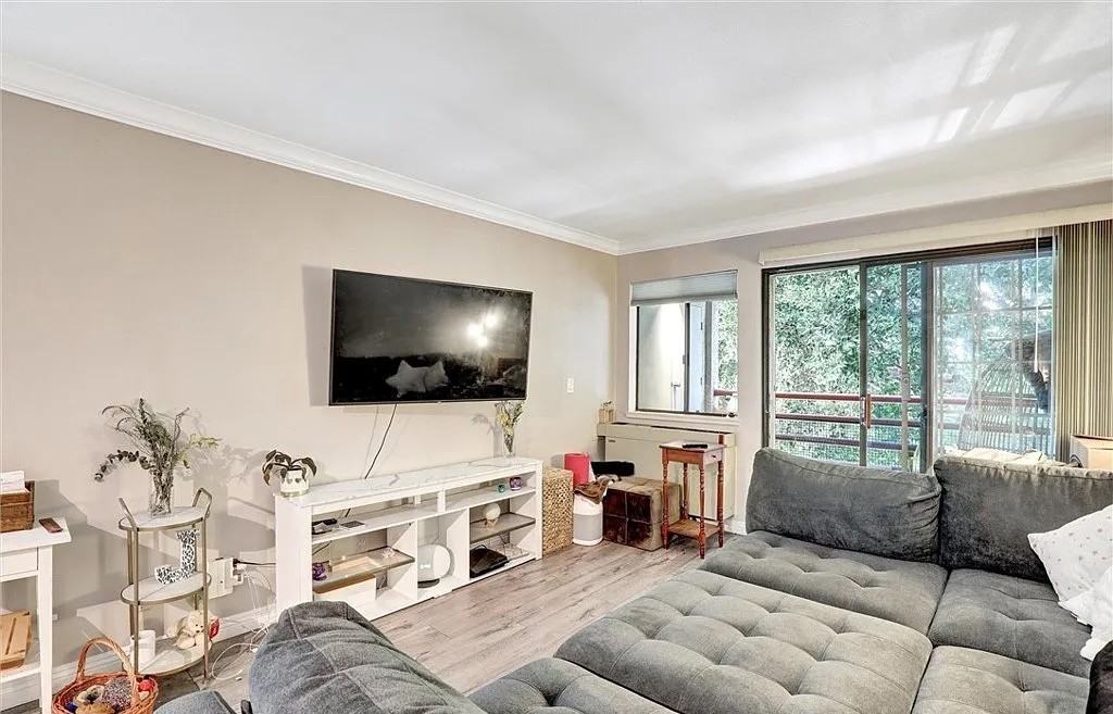 1118 Valencia St - Photo 6 of 48