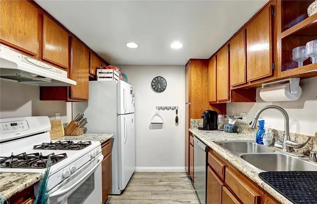 1118 Valencia St - Photo 2 of 5