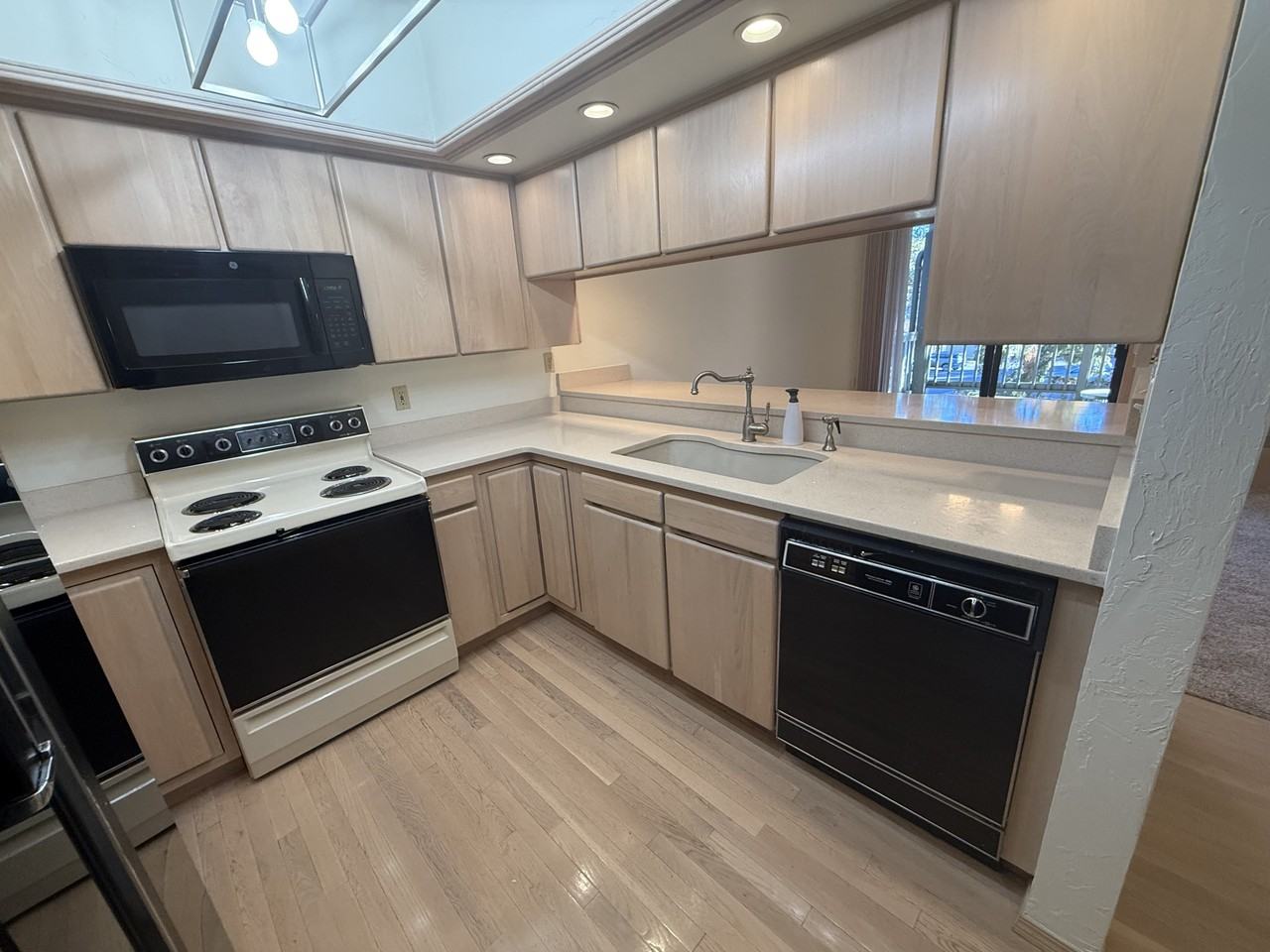 270 Bridge St - Photo 3 of 27