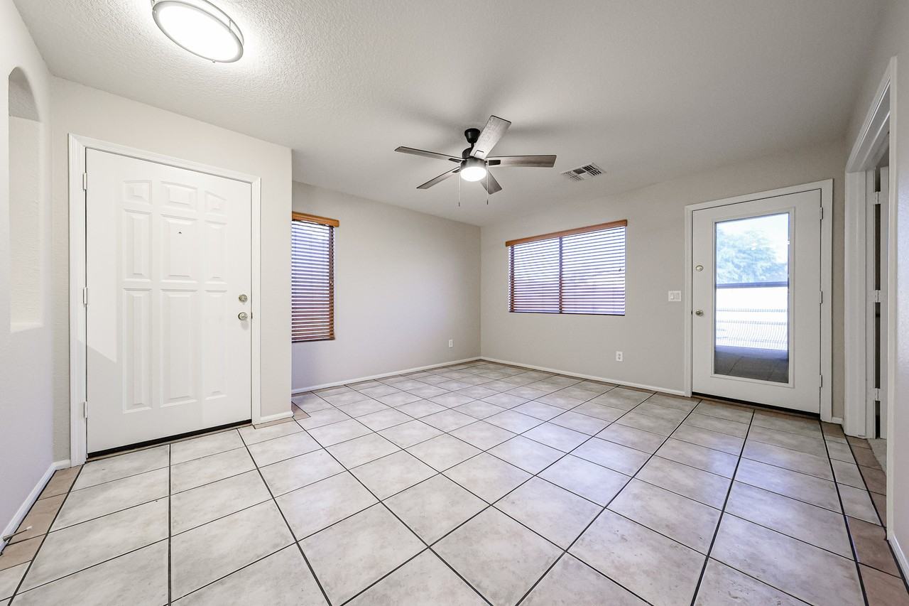 42610 W Michaels Dr - Photo 4 of 37