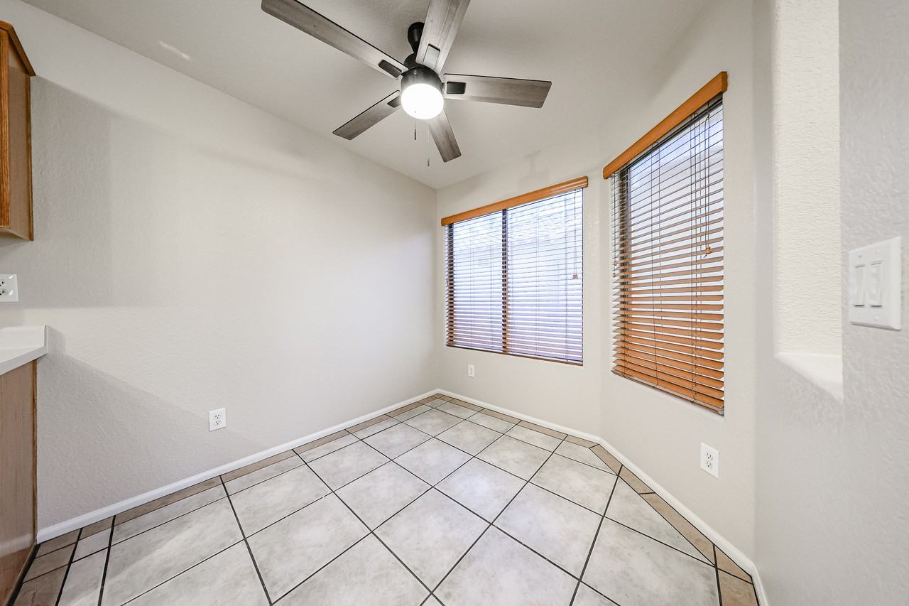 42610 W Michaels Dr - Photo 7 of 37