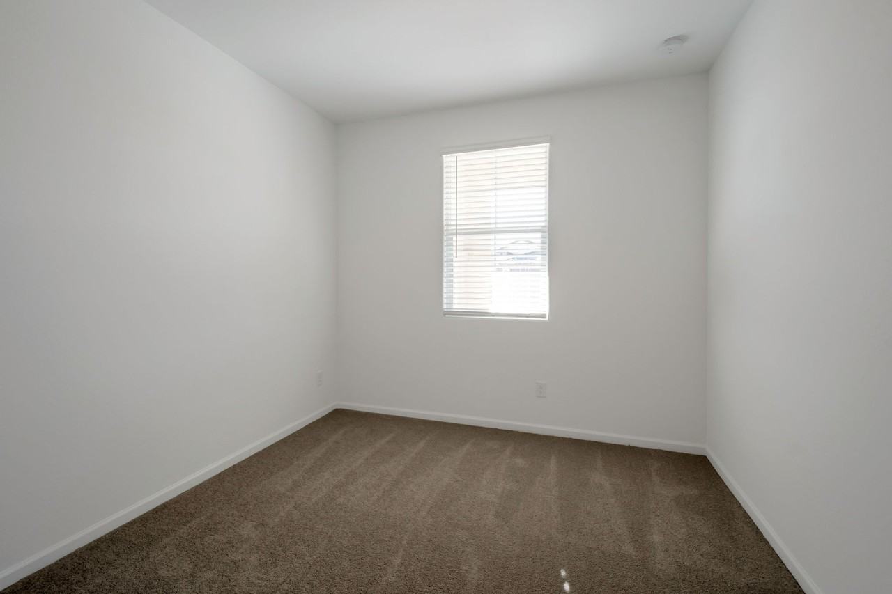 4588 E Amethyst Ln - Photo 5 of 20