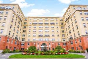 featured image of 10 Byron Pl