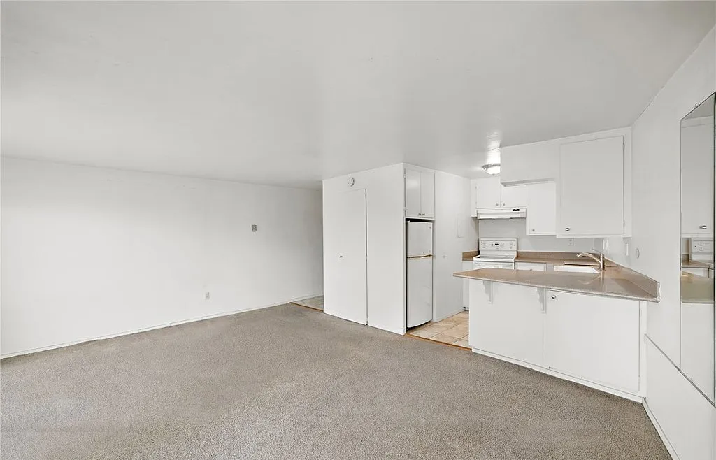 419 Monterey Ln #1 - Photo 3 of 10