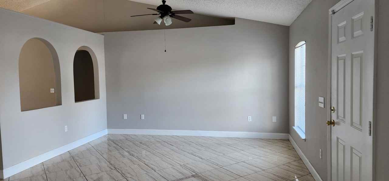 11128 Mercedes St - Photo 2 of 16