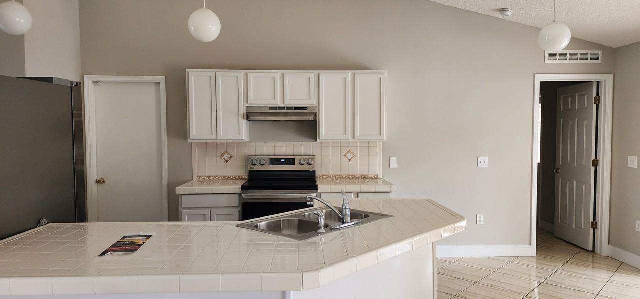 11128 Mercedes St - Photo 4 of 16