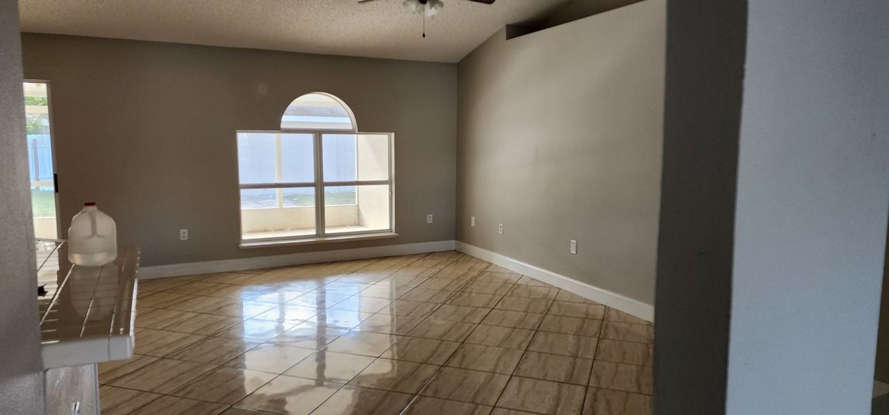 11128 Mercedes St - Photo 5 of 16