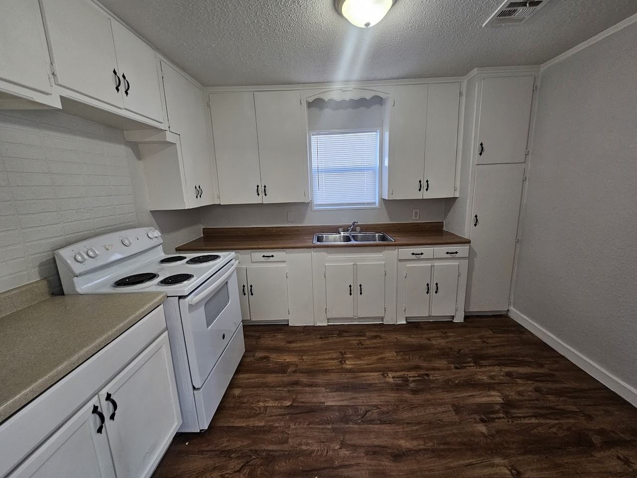 2220 N Rhode Island Ave - Photo 2 of 22