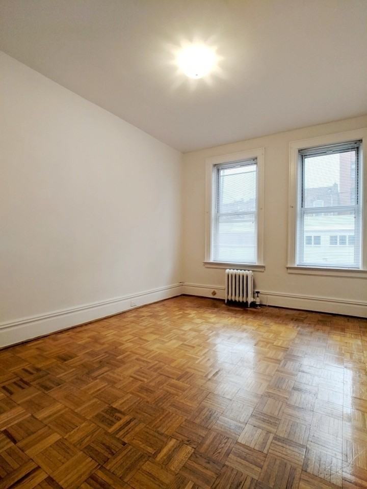 2566 42nd St - Photo 4 of 7