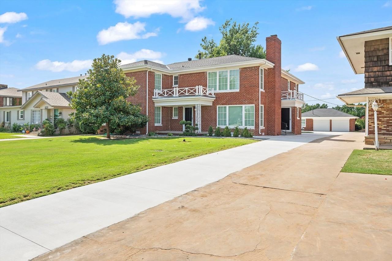 Nichols Hills Fully Furnished Executive Duplex! - Photo 2 of 43