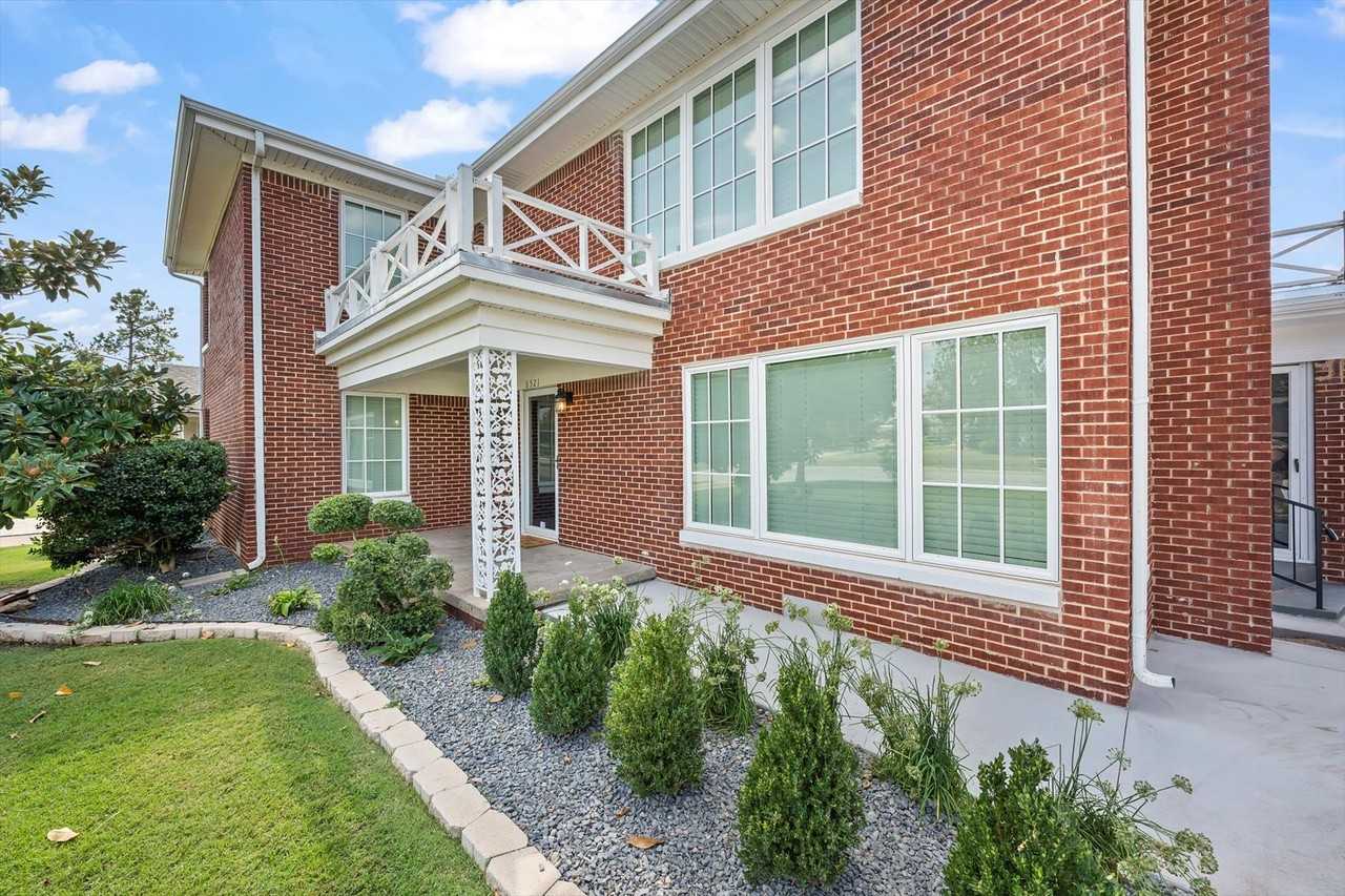 Nichols Hills Fully Furnished Executive Duplex! - Photo 3 of 43