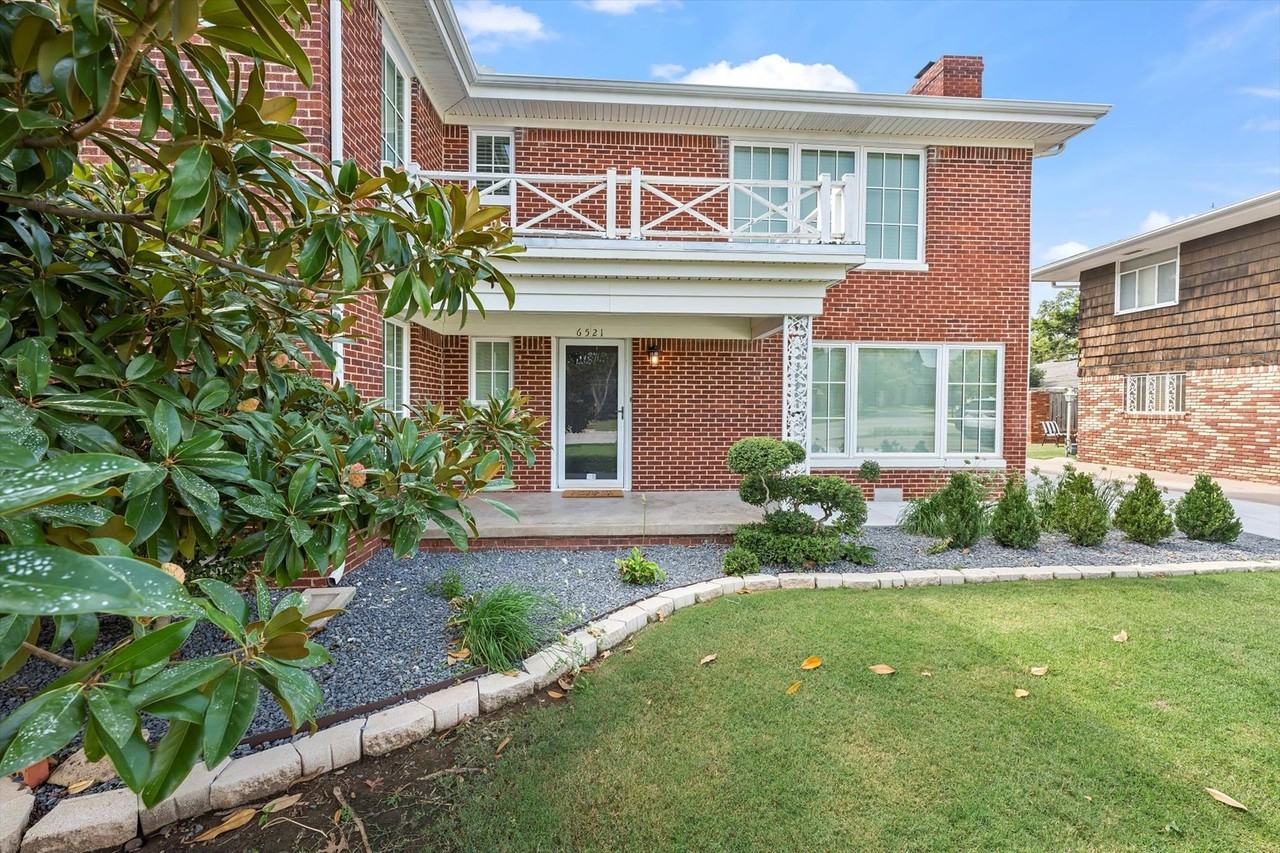 Nichols Hills Fully Furnished Executive Duplex! - Photo 4 of 43