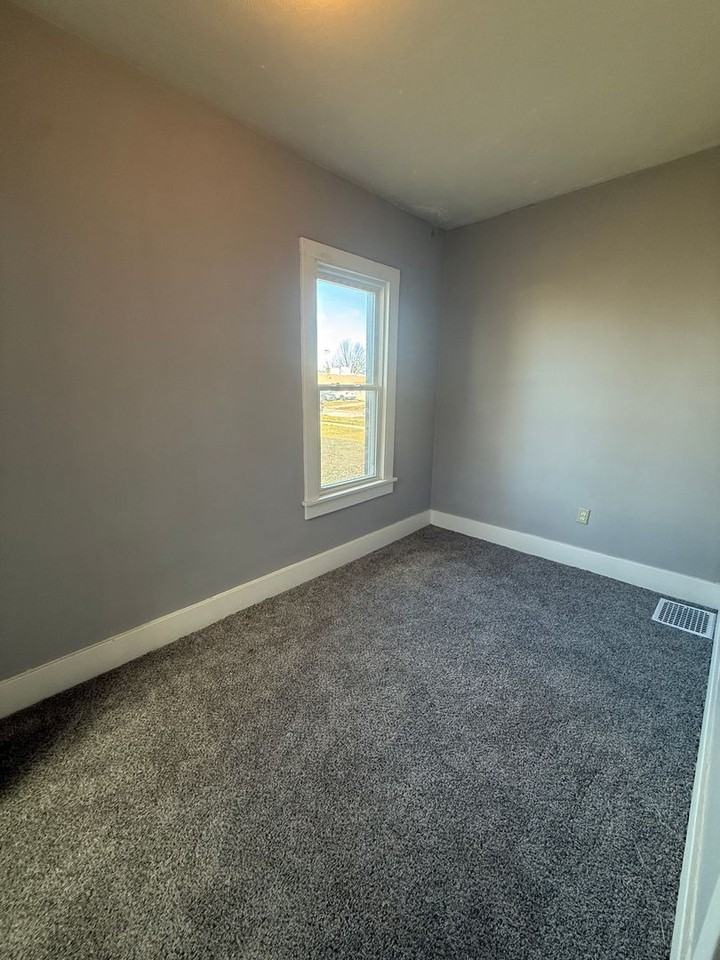 417 37th St - Photo 5 of 11