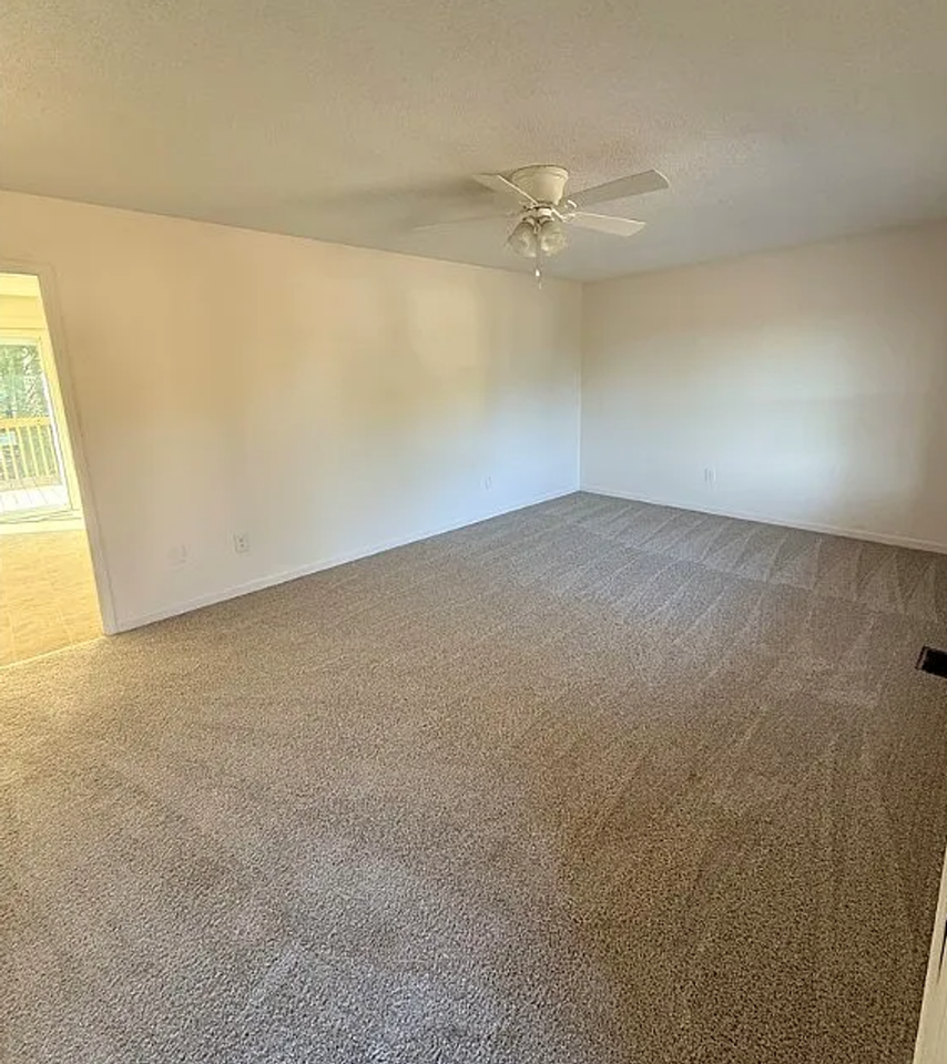 100 Lakeview Cir - Photo 2 of 14