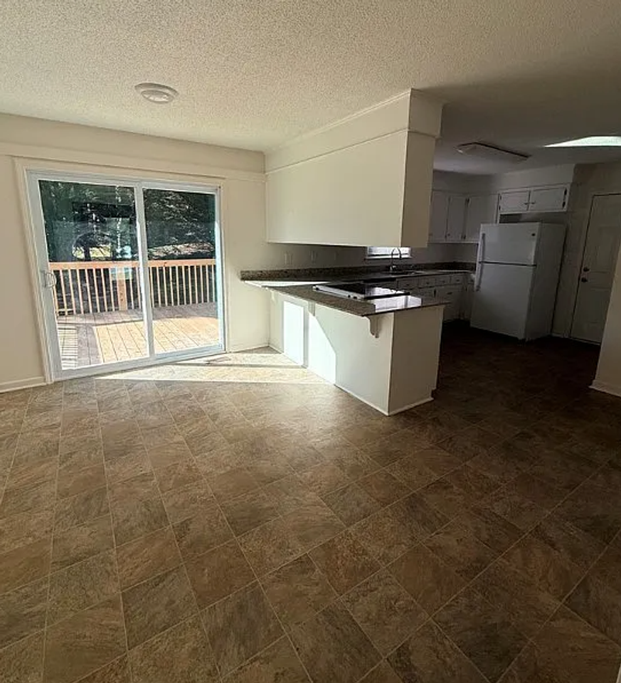 100 Lakeview Cir - Photo 4 of 14