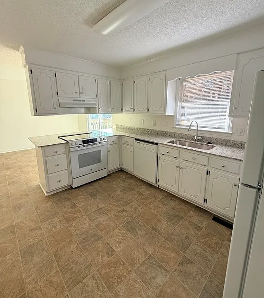 100 Lakeview Cir - Photo 5 of 14