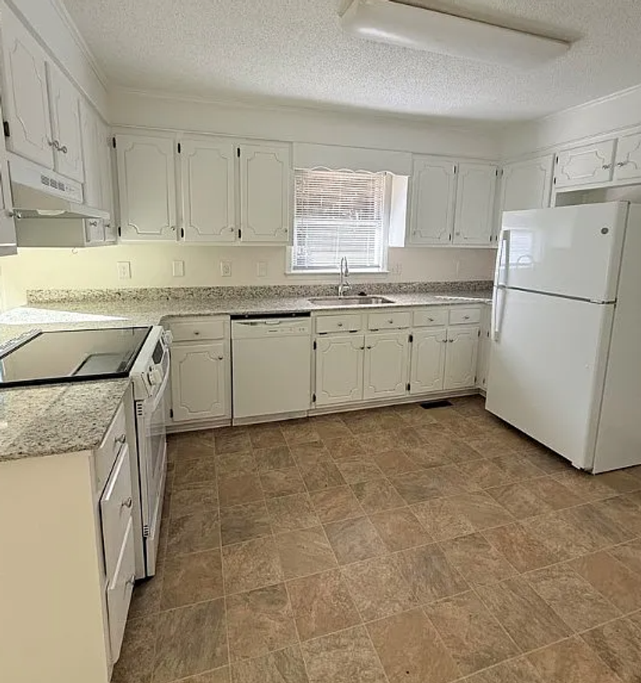 100 Lakeview Cir - Photo 6 of 14