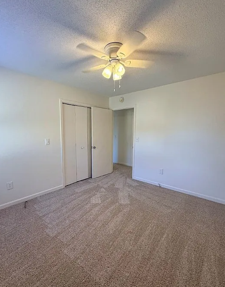 100 Lakeview Cir - Photo 7 of 14