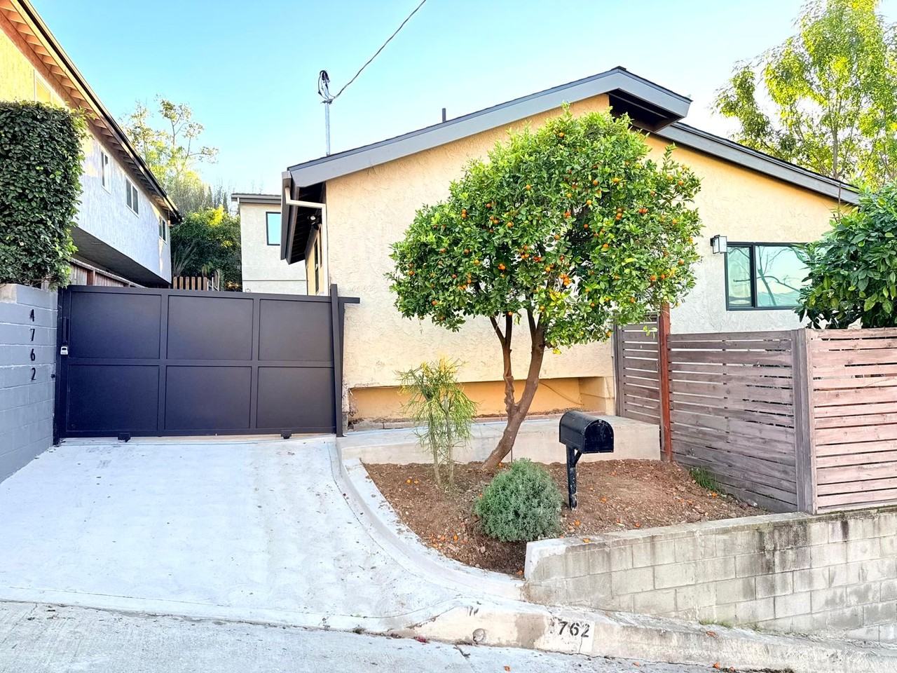 4762 Charters Ave - Photo 2 of 48