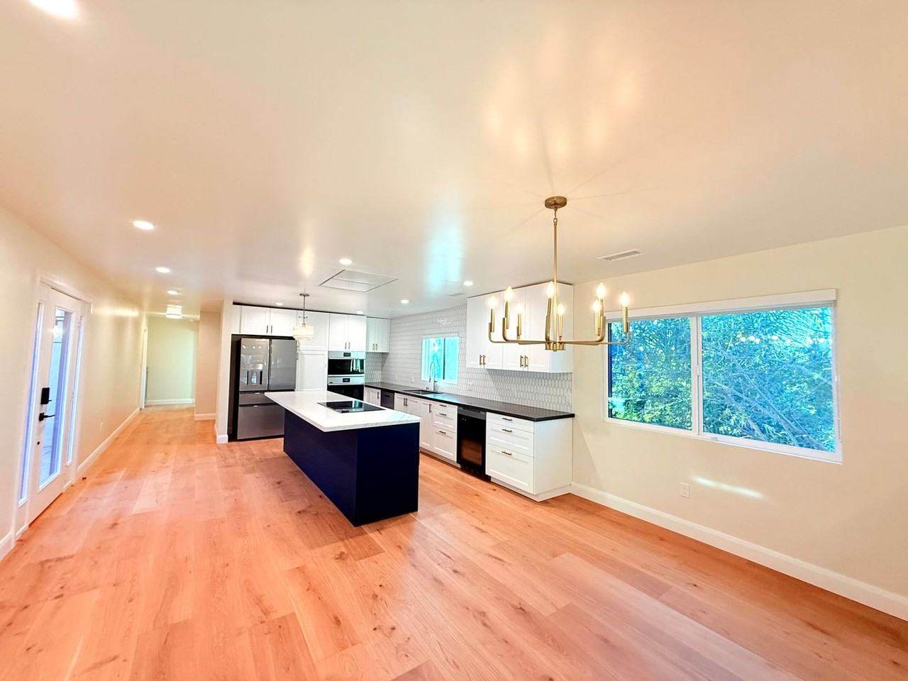 4762 Charters Ave - Photo 4 of 48