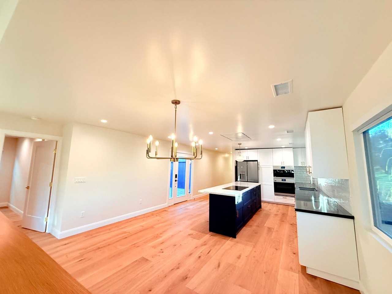 4762 Charters Ave - Photo 5 of 48