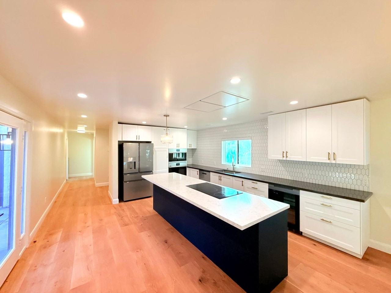 4762 Charters Ave - Photo 6 of 48