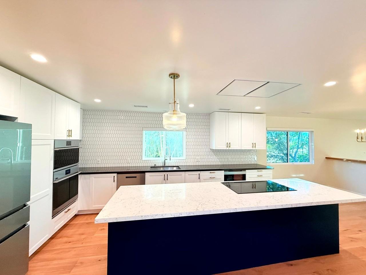 4762 Charters Ave - Photo 7 of 48