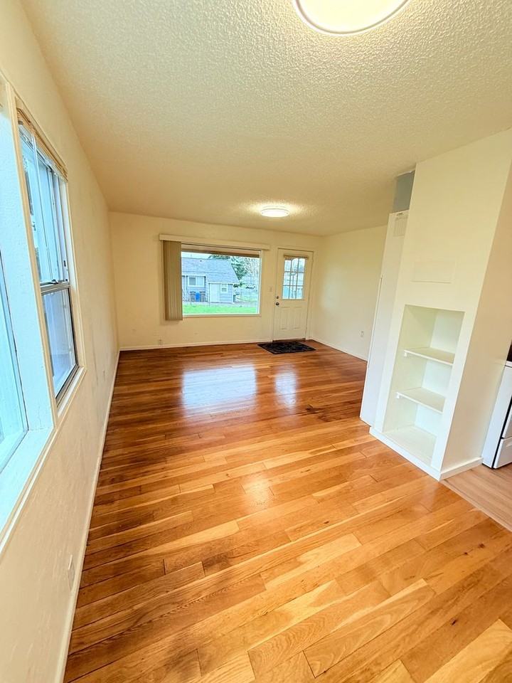 2732 Callahan Dr - Photo 3 of 25