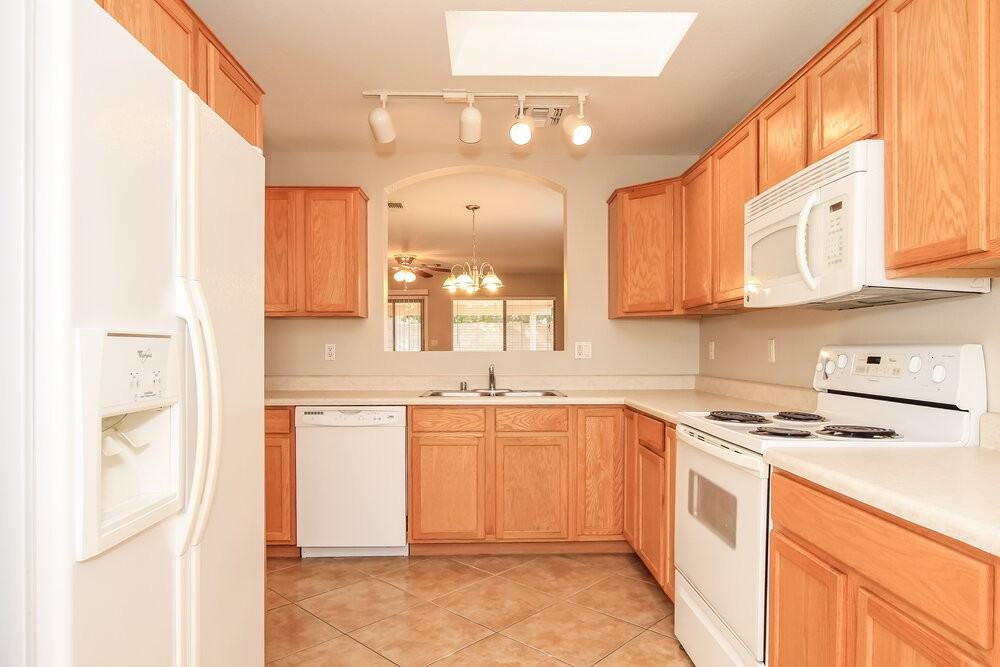 8818 W Salter Dr - Photo 6 of 16