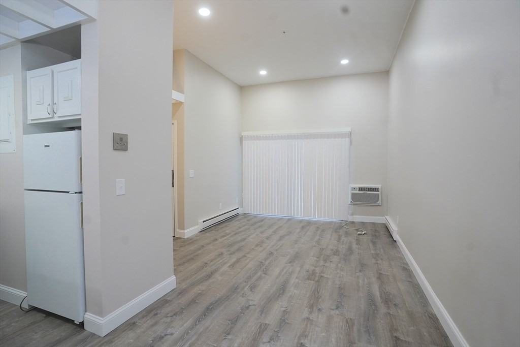 55 Presidential Dr #6 - Photo 4 of 17