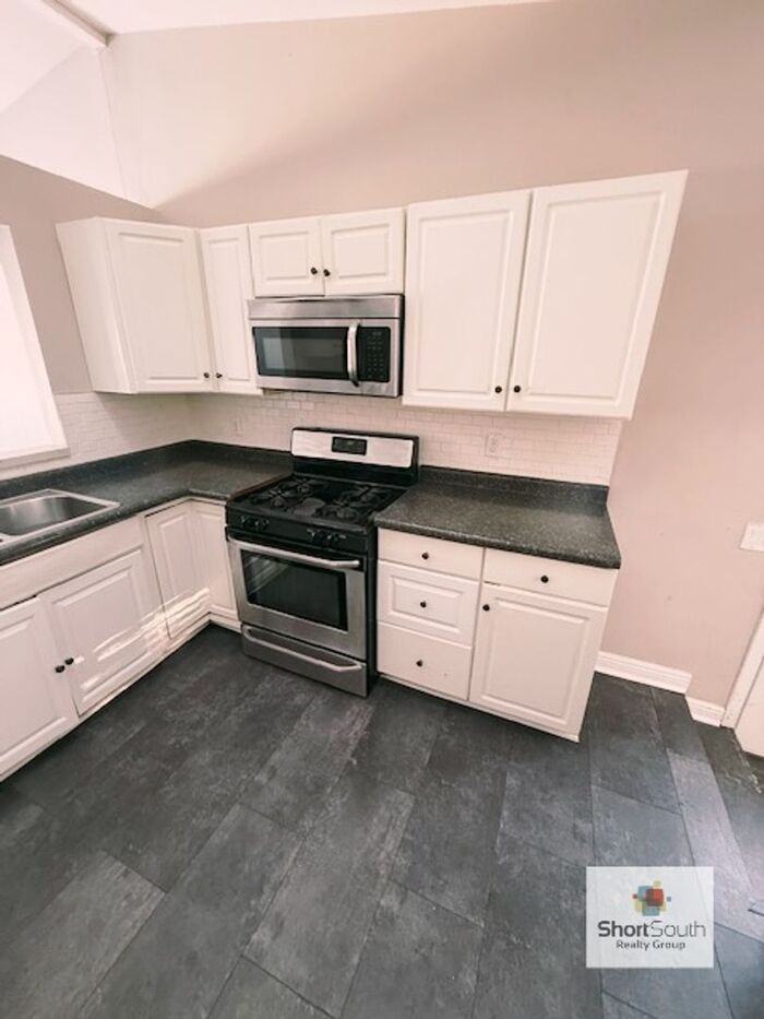 4034 Heathgate Dr - Photo 3 of 14