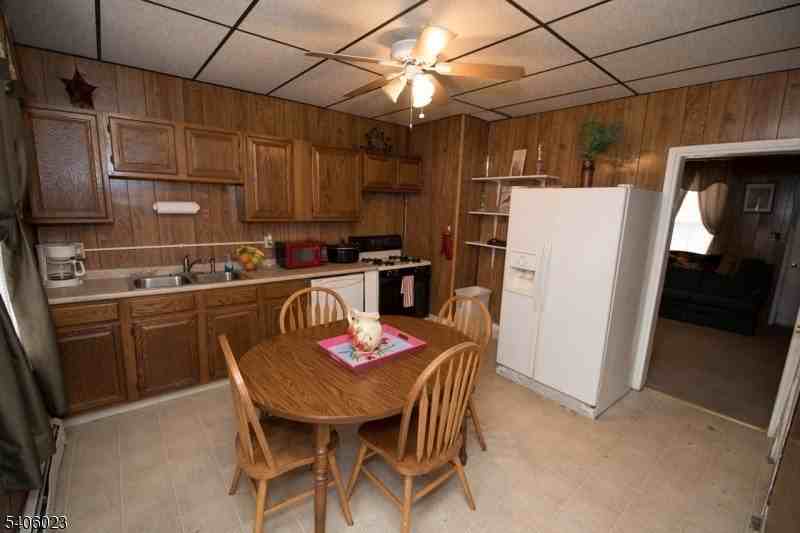 246 Washington St - Photo 7 of 15