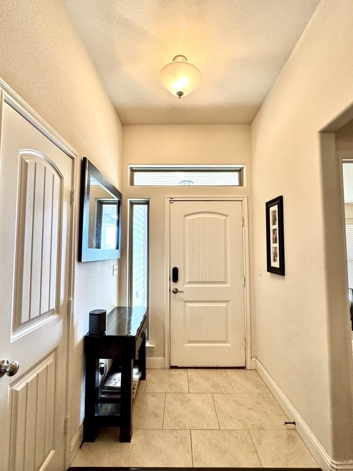 5718 111th St - Photo 3 of 17