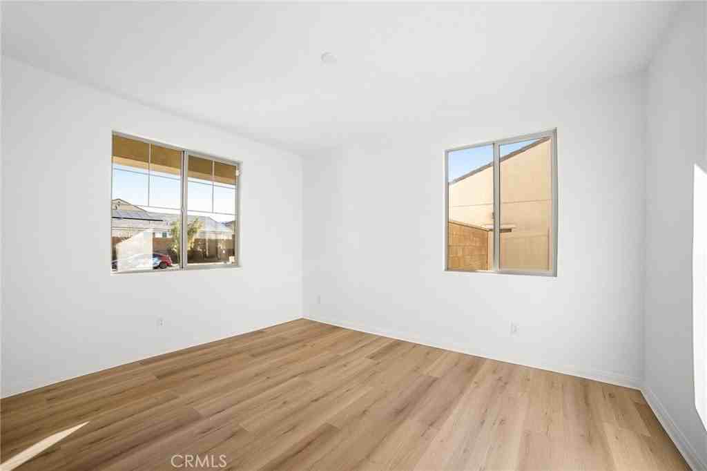 4796 Albatross Ave - Photo 4 of 32