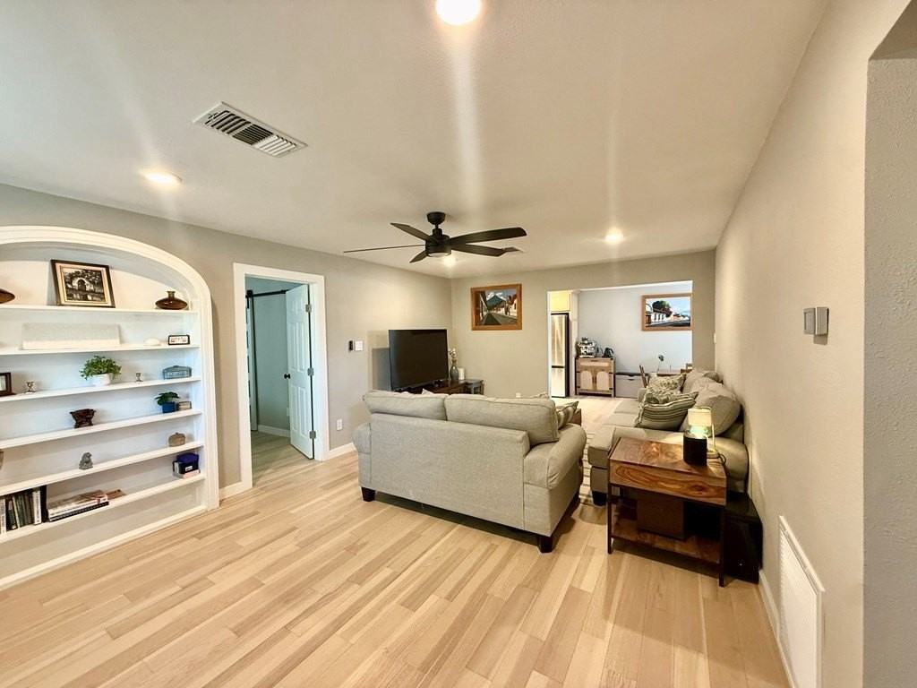 200 Santa Rita Dr - Photo 4 of 33